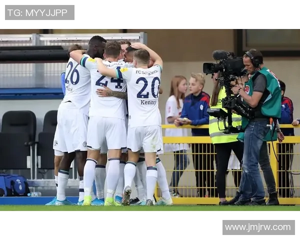 沙尔克04临时主帅首秀惨败，保级困境愈发严峻