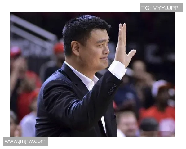 姚明受邀出席NBA总决赛，成为焦点人物